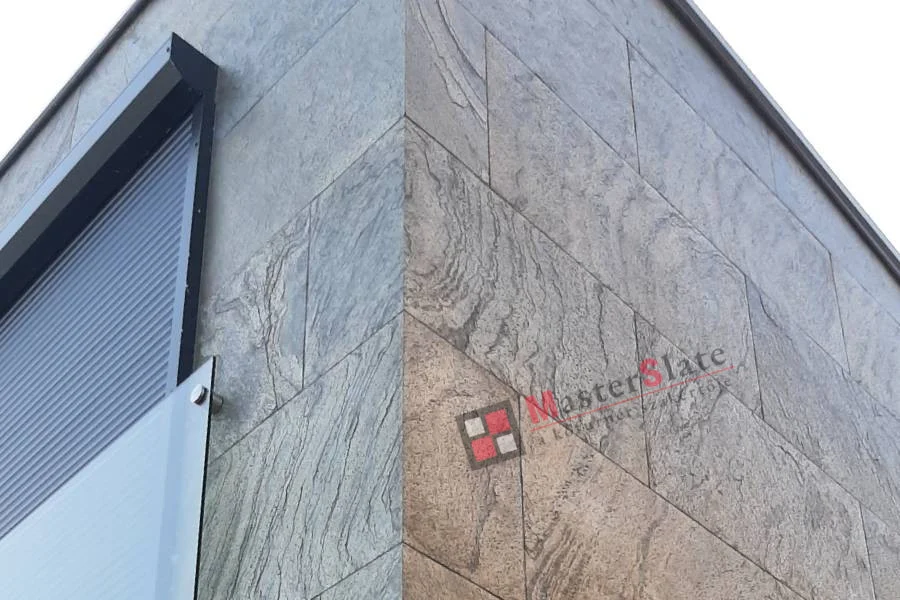 Gérbe vágott kőfurnér sarok és pontos lapkiosztás közelről